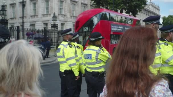 英国伦敦唐宁街外的警察在抗议 — 图库视频影像
