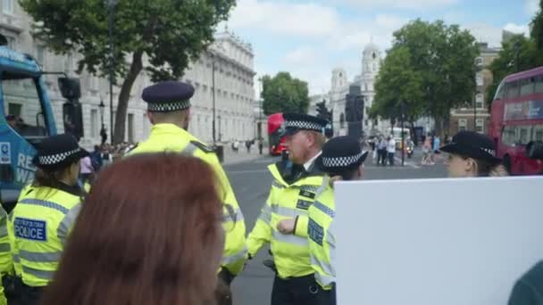Група Поліцейських Стоїть Поруч Групою Демонстрантів Лондоні — стокове відео