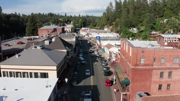 Disparo Aéreo Bajo Volando Sobre Calle Principal Histórica Ciudad Minera — Vídeo de stock
