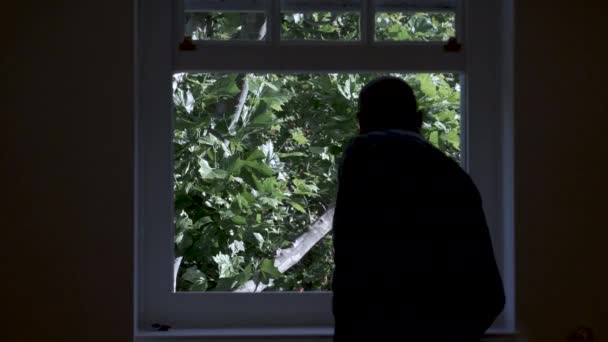 Mann Schaut Hof Aus Dem Fenster Und Spioniert Nachbarn Aus — Stockvideo