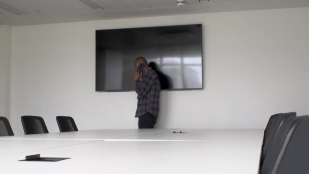 이벤트 조직자 Talking Phone Meeting Room Busy Asian Man Call — 비디오