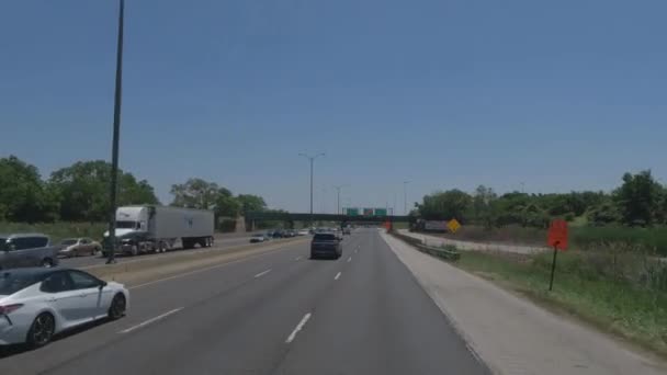 イリノイ州での旅行有料道路や道路の建設ラッシュ時に遅いトラフィックシカゴの近く — ストック動画