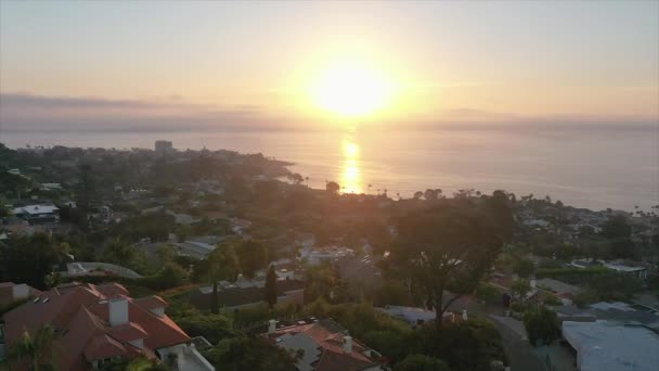 在加州拉乔拉的落日落日下 空中飞行员在海湾飞行 — 图库视频影像