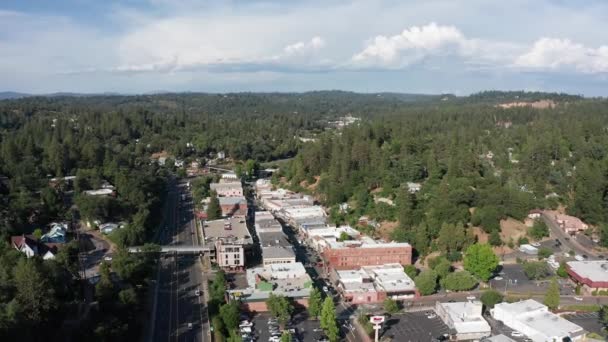 北カリフォルニアの歴史的な鉱山町プラサービルの降下とパンニング空中ショット — ストック動画