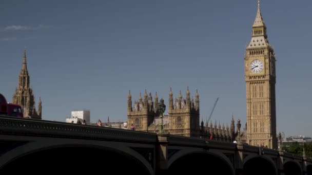 Wisatawan Dan Lalu Lintas Jembatan Westminster Dengan Big Ben Latar — Stok Video