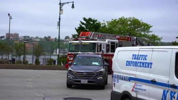 Firetruck Jazdy Ruchliwych Ulicach Migającymi Światłami Handheld Pan — Wideo stockowe