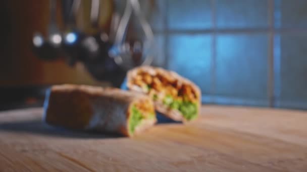 Low Carb Tortilla Wrap Gevuld Met Gemalen Turkije Broccoli Rack — Stockvideo