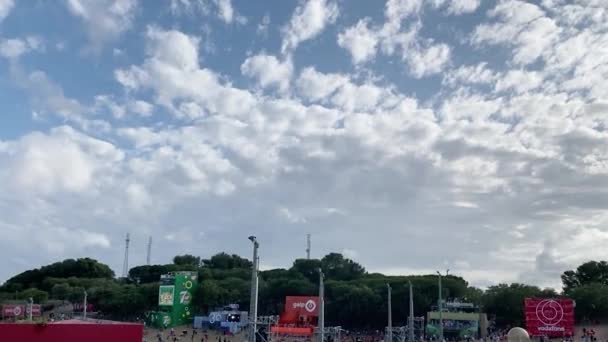 Bred Utsikt Över Himlen Med Några Moln Från Rock Rio — Stockvideo