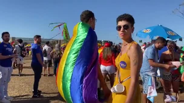 Renkli Gökkuşağı Bayrağı Giymiş Eşcinsel Gururu Geçit Törenindeki Bir Adamın — Stok video
