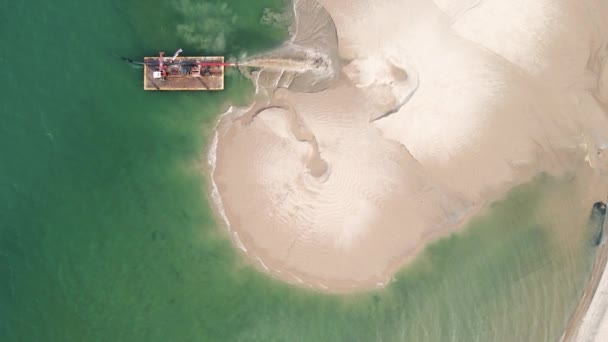 Widok Lotu Ptaka Barkę Pogłębiającą Piasek Celu Stworzenia Nowej Plaży — Wideo stockowe