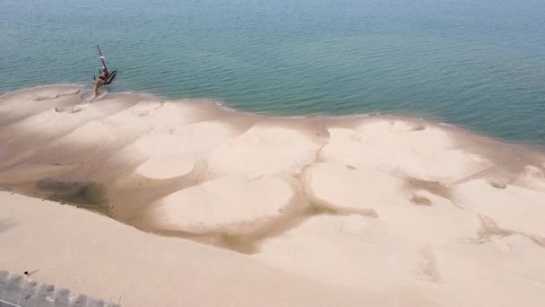 夏に船の浚渫砂の周りでゆっくりと回転する — ストック動画