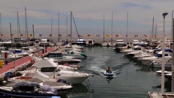 Jetski Puerto Deportivo Entre Los Barcos Amarrados Yate Amplio — Vídeos de Stock