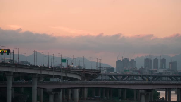 Roze Zonsondergang Skyline Seoul Met Auto Verkeer Bruggen Bergen Achtergrond — Stockvideo