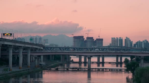 首尔市的粉色落日 汽车在恒南地区汉江上的东务高速公路 昌达哥桥和盆沟桥上陷入了交通阻塞 — 图库视频影像