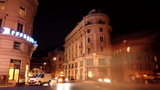 Panning Timelapse Rome Olaszország Éjszaka Autó Mozgása Épületek Mögött — Stock videók