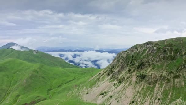 Aerial View Foggy Valley Expanse Sloping Mountain Pass Summer — Stock video