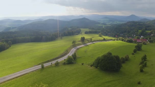 Czech Köyüne Giden Yeni Kırsal Yolda Arabalar Sürüyor — Stok video