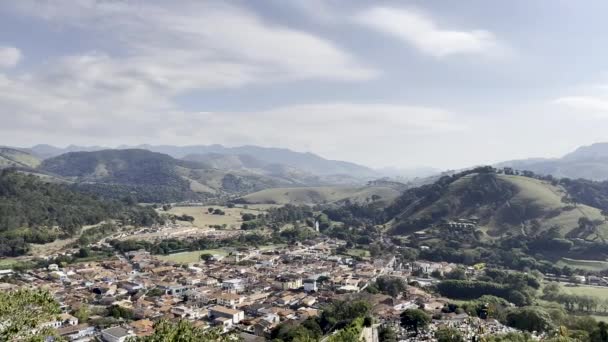 Sao Bento Sapucai Aldea Tranquila Protegida Green Mountain Valley — Vídeos de Stock