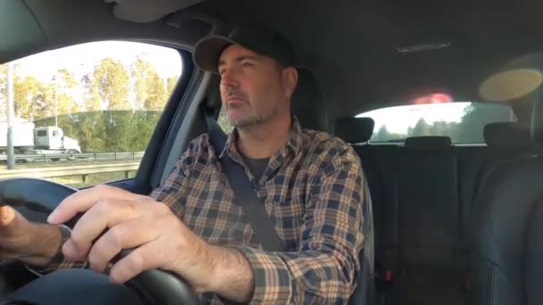 Vista Frontal Homem Meia Idade Confiante Bonito Dirigindo Carro Suv — Vídeo de Stock