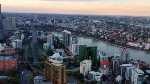 Letecký Pohled Předměstí Kangaro Point Řeka Brisbane Cbd Soumraku Qld — Stock video