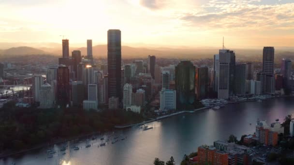 ブリスベンの空の塔のアパートの劇的な眺めオーストラリアのブリスベンでの日没時 空中ドローンショット — ストック動画