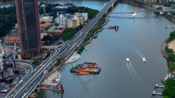 Citycat Cruising Brisbane River Met Verkeer Pacific Snelweg Brisbane Qld — Stockvideo