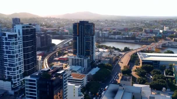 South Brisbane Riverfront Πολυώροφα Κτίρια Στο Ηλιοβασίλεμα Στο Brisbane Qld — Αρχείο Βίντεο