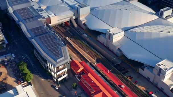 Trein Arriveert Bij Het South Brisbane Station South Bank Brisbane — Stockvideo