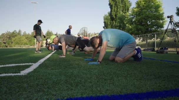 Hombres Haciendo Deportes Aire Libre Día Soleado — Vídeo de stock