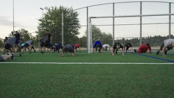 Muži Ráno Cvičí Dělají Burpies Fotbalovém Hřišti — Stock video