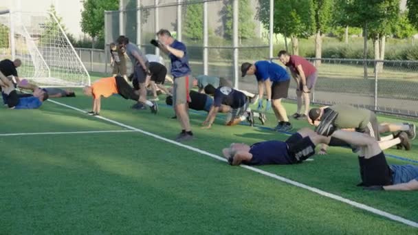 Homens Exercitando Campo Futebol Pela Manhã — Vídeo de Stock