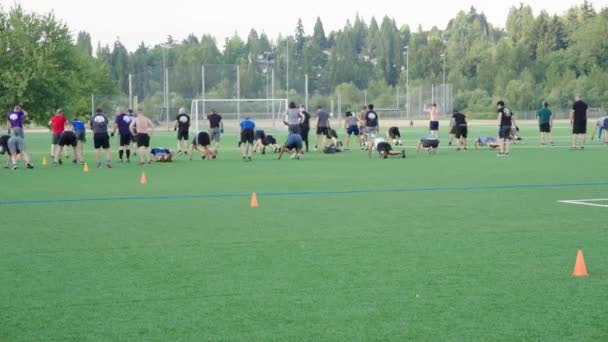 Многие Мужчины Собрались Футбольном Поле Тренировок — стоковое видео