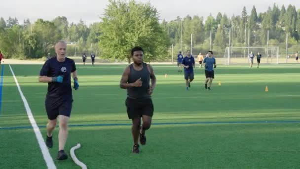 Dojrzałe Mężczyźni Jogging Ćwiczenia Boisku Piłki Nożnej — Wideo stockowe