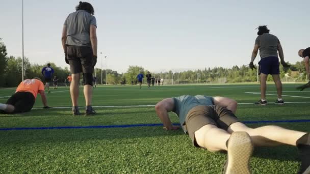 Hombres Mayores Reuniéndose Para Hacer Ejercicio Actividades Físicas — Vídeo de stock