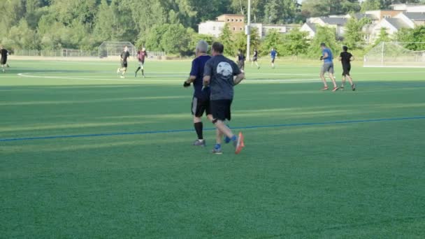 Hombres Corriendo Campo Fútbol Haciendo Deportes Movimiento Lento — Vídeo de stock