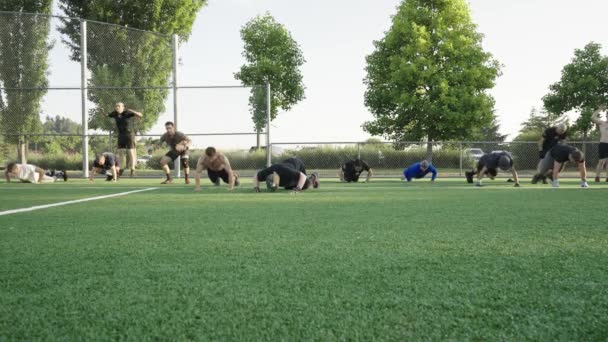 Muchos Hombres Ropa Deportiva Reunieron Campo Fútbol Haciendo Burpies — Vídeo de stock