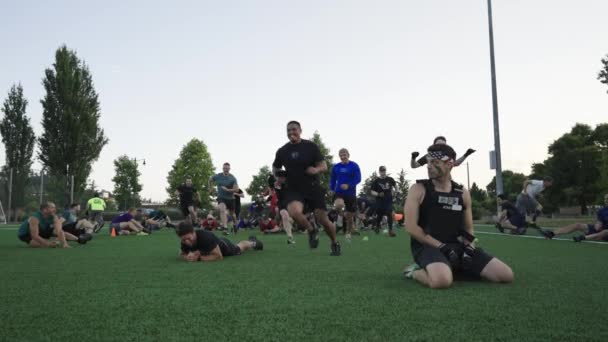 Männer Die Morgens Sport Und Freizeit Auf Einem Fußballplatz Treiben — Stockvideo