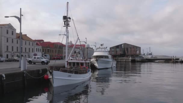 Uitzicht Vanaf Hobart Dock Met Twee Boten Mac Architectonisch Ontwerp — Stockvideo