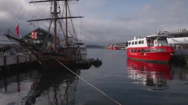 Langzame Pan Uit Constitution Dock Gebied Oude Houten Zeilboot Geest — Stockvideo