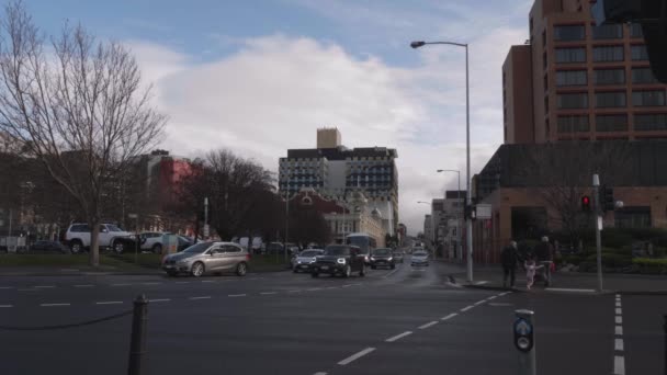 Pohled Nahoru Campbell Street Hobart Jak Auta Jet Mokré Silnici — Stock video