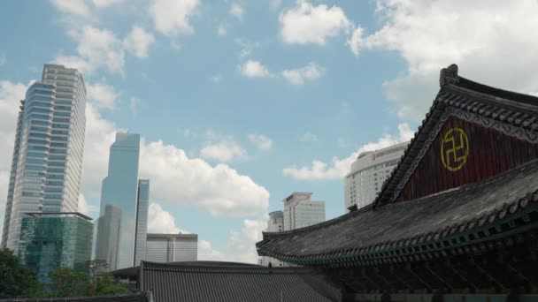 Nubes Esponjosas Que Mueven Sobre Techo Del Edificio Principal Bongeunsa — Vídeo de stock