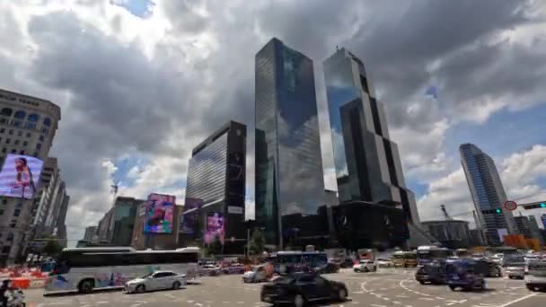 首尔高士世界贸易中心区三雄站交叉码头附近的交通时间 云彩飞扬 — 图库视频影像