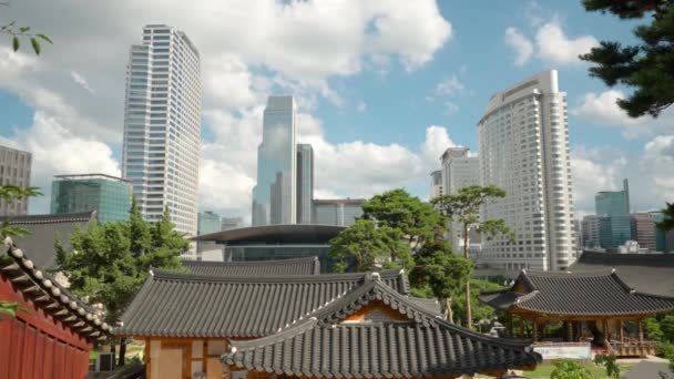 ソウルの江南夏の雲雲寺 貿易タワー アセムタワー インターコンチネンタルホテル超高層ビルの動きの経過 — ストック動画