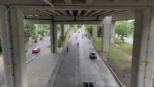 Bangkok Arabası Motosiklet Trafiği Yükseltilmiş Tren Raylarının Altında Bangkok Kamu — Stok video
