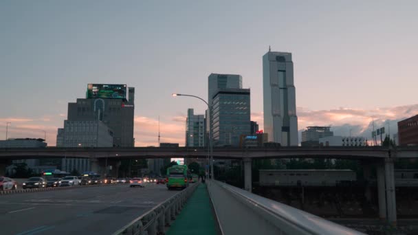 Seoul Night Traffic Samseong Gyo Bridge Colorful Sunset Trade Tower — Stock Video