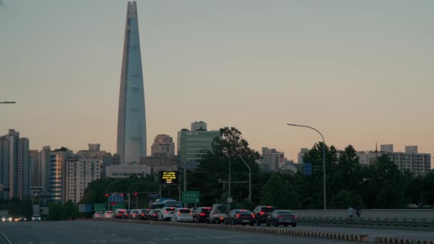 Nocny Ruch Samochodów Seulu Lotte World Tower Zachodzie Słońca — Wideo stockowe