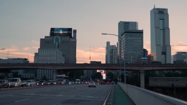 Seoul Verkeer Samseong Dong Bij Pinky Zonsondergang Boven Trade Tower — Stockvideo