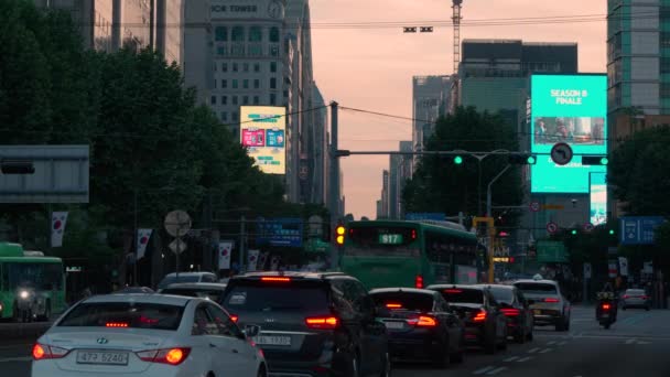 Samochody Zaczynają Poruszać Się Green Traffic Light Samseong Dong Dzielnicy — Wideo stockowe