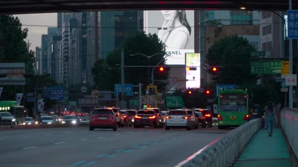 Gün Batımında Gangnam Samseong Dong Semtinde Kırmızı Işıkta Fren Lambalarıyla — Stok video