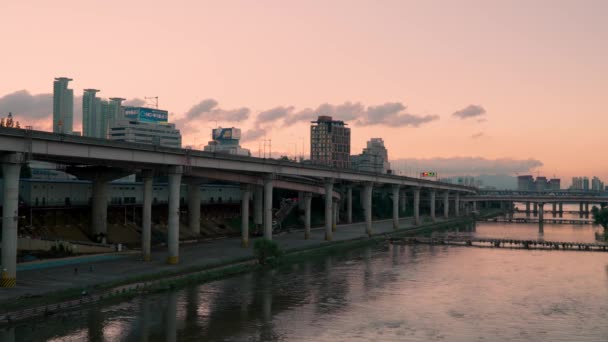 Roze Zonsondergang Hemel Seoul Stad Dongbu Expressway Cheongdamgyo Bongeungyo Bruggen — Stockvideo